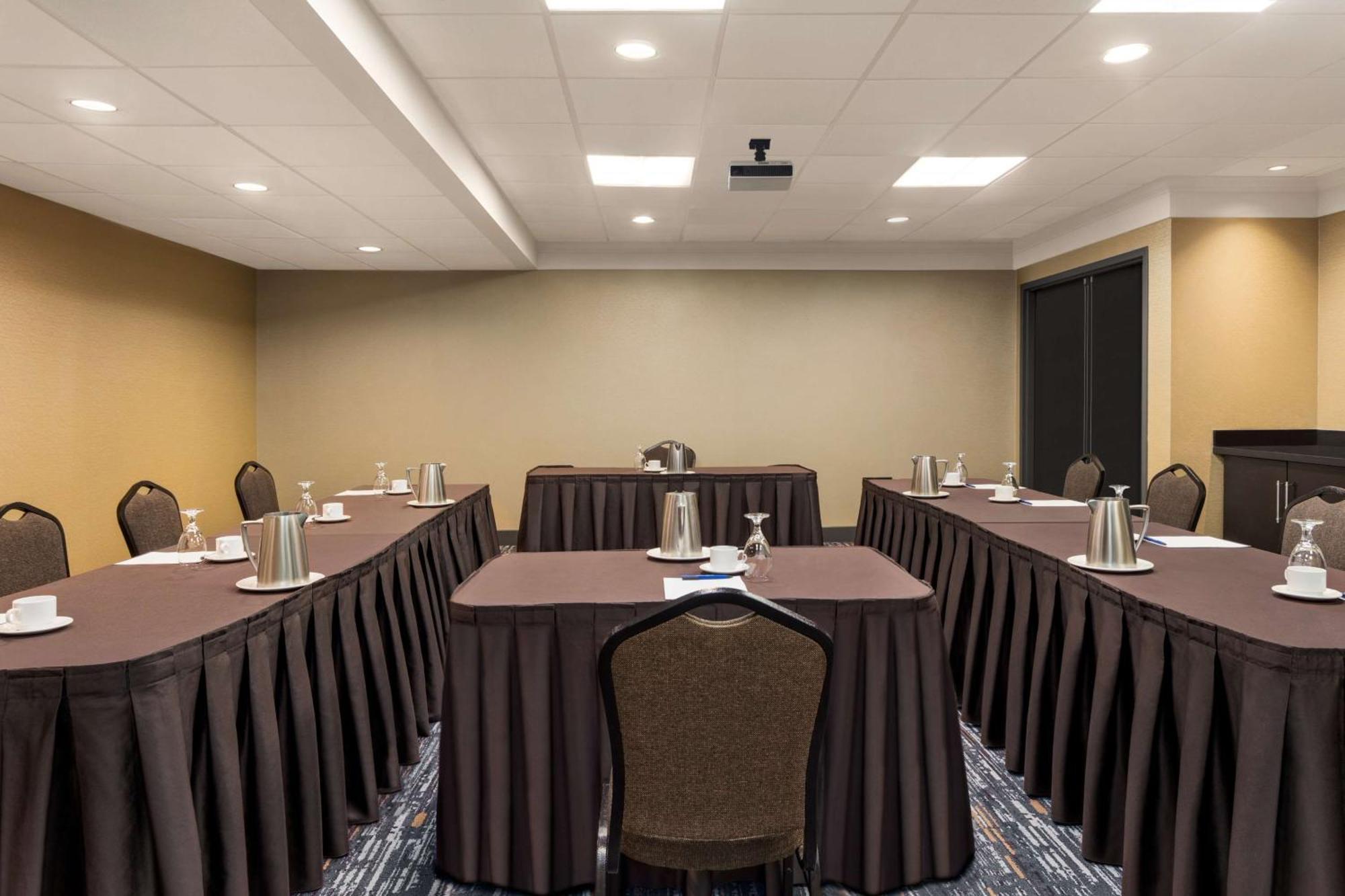 Doubletree By Hilton Pointe Claire Montreal Airport West Hotel Exterior foto